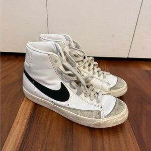 NIKE BLAZERS